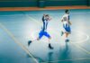 Jak zacząć przygodę z futsalem po trzydziestce: przewodnik dla amatorów sportu Dynamiczny mecz futsalu w hali z kilkoma zawodnikami w ruchu