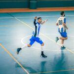 Jak zacząć przygodę z futsalem po trzydziestce: przewodnik dla amatorów sportu Dynamiczny mecz futsalu w hali z kilkoma zawodnikami w ruchu