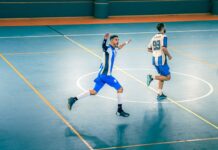 Jak zacząć przygodę z futsalem po trzydziestce: przewodnik dla amatorów sportu Dynamiczny mecz futsalu w hali z kilkoma zawodnikami w ruchu