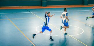 Jak zacząć przygodę z futsalem po trzydziestce: przewodnik dla amatorów sportu Dynamiczny mecz futsalu w hali z kilkoma zawodnikami w ruchu