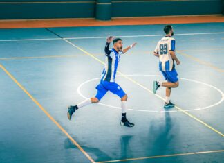 Dynamiczny mecz futsalu w hali z kilkoma zawodnikami w ruchu