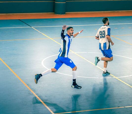 Dynamiczny mecz futsalu w hali z kilkoma zawodnikami w ruchu