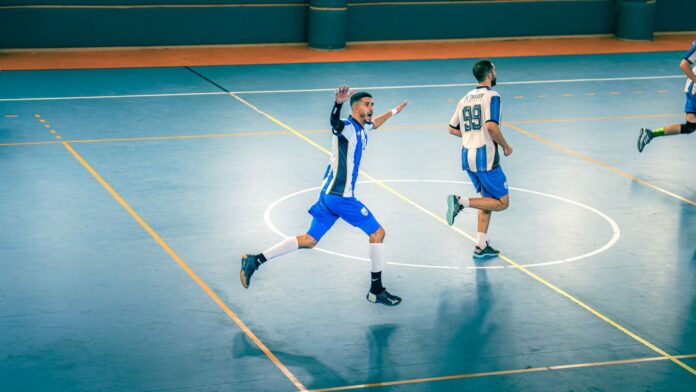 Dynamiczny mecz futsalu w hali z kilkoma zawodnikami w ruchu