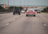 Pas awaryjny to darmowy pas do wyprzedzania? Analizujemy groźny mit kierowców Klasyczny samochód na autostradzie w miejskim ruchu w Miami