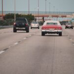 Pas awaryjny to darmowy pas do wyprzedzania? Analizujemy groźny mit kierowców Klasyczny samochód na autostradzie w miejskim ruchu w Miami