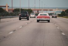 Klasyczny samochód na autostradzie w miejskim ruchu w Miami