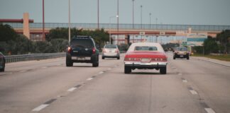 Pas awaryjny to darmowy pas do wyprzedzania? Analizujemy groźny mit kierowców Klasyczny samochód na autostradzie w miejskim ruchu w Miami