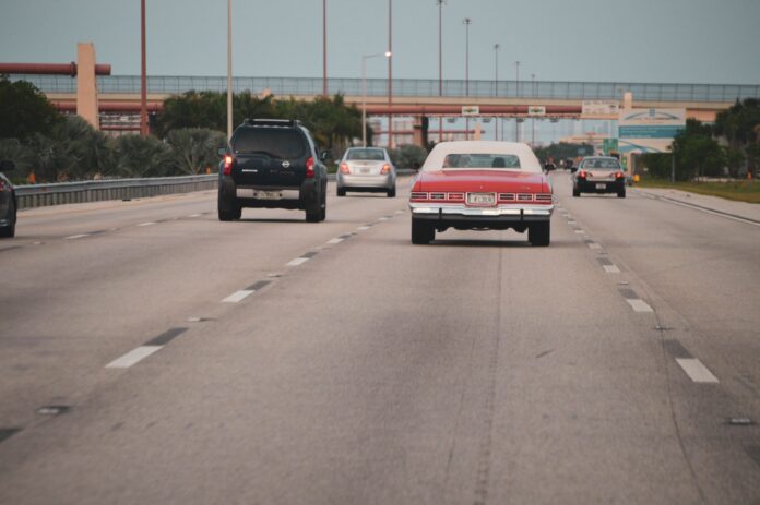 Klasyczny samochód na autostradzie w miejskim ruchu w Miami Klasyczny samochód na autostradzie w miejskim ruchu w Miami