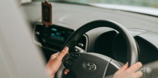 Co robić z rękami na kierownicy kompletny poradnik chwytu, pracy dłoni i błędów groźnych przy gwałtownym manewrze Dłonie kierowcy trzymające kierownicę w prawidłowej pozycji w czasie jazdy