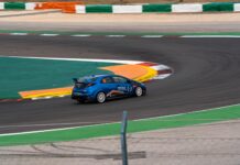 Pierwszy kurs w ODTJ: czego możesz się spodziewać na torze szkoleniowym Niebieski samochód wyścigowy na torze Portimão w słoneczny dzień