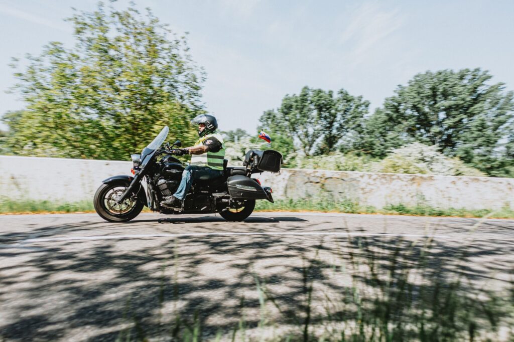 Pierwszeństwo motocyklisty przeciskającego się w korku – legalność lane splittingu
