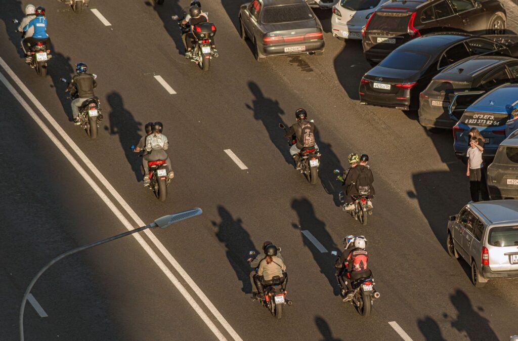 Pierwszeństwo motocyklisty przeciskającego się w korku – legalność lane splittingu