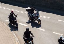 Pierwszeństwo motocyklisty przeciskającego się w korku – legalność lane splittingu Pierwszeństwo motocyklisty przeciskającego się w korku – legalność lane splittingu