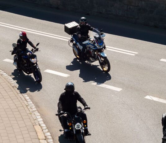 Pierwszeństwo motocyklisty przeciskającego się w korku – legalność lane splittingu Pierwszeństwo motocyklisty przeciskającego się w korku – legalność lane splittingu