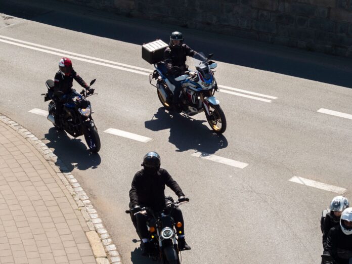 Pierwszeństwo motocyklisty przeciskającego się w korku – legalność lane splittingu Pierwszeństwo motocyklisty przeciskającego się w korku – legalność lane splittingu